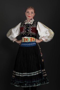 Slovak folkloru. Slovak folklor kızı. Geleneksel Slovak halk kıyafeti.