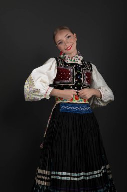 Slovak folkloru. Slovak folklor kızı. Geleneksel Slovak halk kıyafeti.