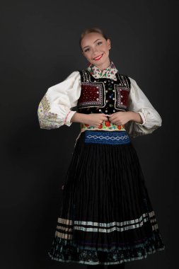 Slovak folkloru. Slovak folklor kızı. Geleneksel Slovak halk kıyafeti.