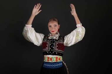 Slovak folkloru. Slovak folklor kızı. Geleneksel Slovak halk kıyafeti.