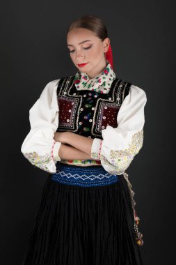 Slovak folkloru. Slovak folklor kızı. Geleneksel Slovak halk kıyafeti.