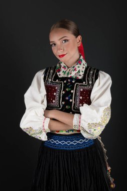 Slovak folkloru. Slovak folklor kızı. Geleneksel Slovak halk kıyafeti.