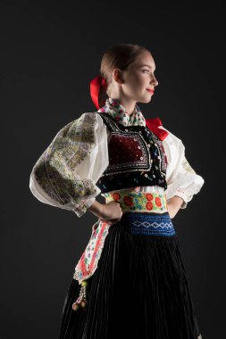 Slovak folkloru. Slovak folklor kızı. Geleneksel Slovak halk kıyafeti.