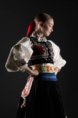 Slovak folkloru. Slovak folklor kızı. Geleneksel Slovak halk kıyafeti.