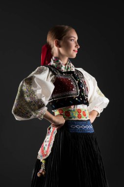 Slovak folkloru. Slovak folklor kızı. Geleneksel Slovak halk kıyafeti.