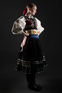 Slovak folkloru. Slovak folklor kızı. Geleneksel Slovak halk kıyafeti.