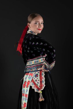 Slovak folkloru. Slovak folklor kızı. Geleneksel Slovak halk kıyafeti.