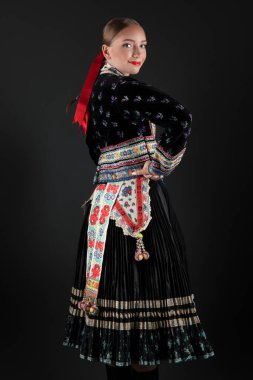 Slovak folkloru. Slovak folklor kızı. Geleneksel Slovak halk kıyafeti.