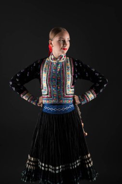 Slovak folkloru. Slovak folklor kızı. Geleneksel Slovak halk kıyafeti.