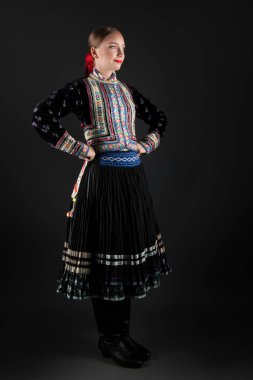 Slovak folkloru. Slovak folklor kızı. Geleneksel Slovak halk kıyafeti.
