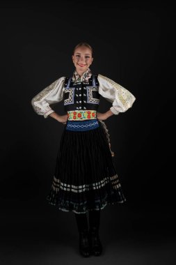 Slovak folkloru. Slovak folklor kızı. Geleneksel Slovak halk kıyafeti.
