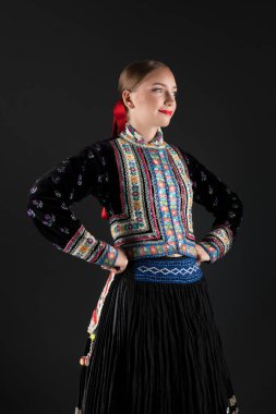 Slovak folkloru. Slovak folklor kızı. Geleneksel Slovak halk kıyafeti.