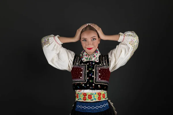 Slowaakse Folklore Slowaakse Folklore Meisje Traditionele Slowaakse Volksjurk — Stockfoto