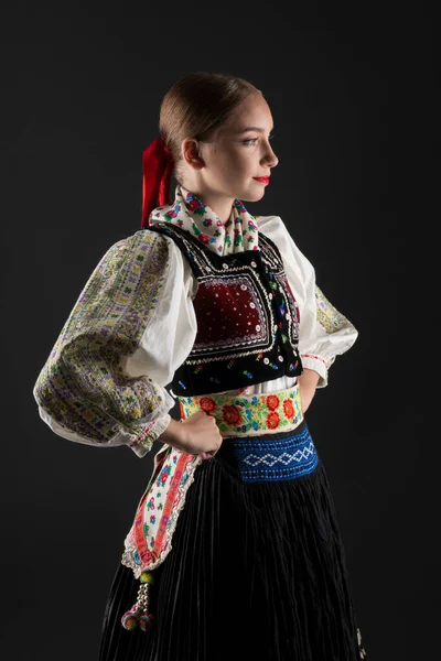 スロバキアの民間伝承 スロバキアの民間伝承少女 伝統的なスロバキアの民族衣装 — ストック写真