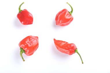 Kırmızı habanero biberi beyaz arkaplanda izole edildi 