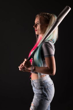 Beyzbol sopalı güzel kadın.