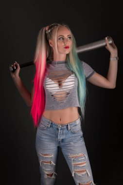 Beyzbol sopalı güzel kadın.