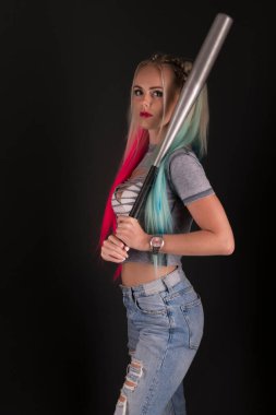 Beyzbol sopalı güzel kadın.