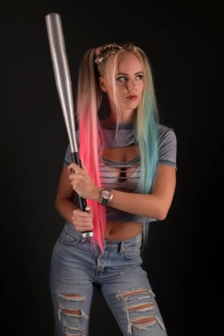 Beyzbol sopalı güzel kadın.