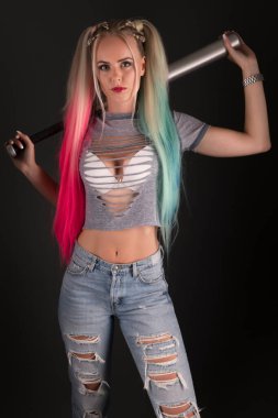 Beyzbol sopalı güzel kadın.