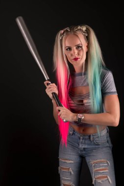 Beyzbol sopalı güzel kadın.