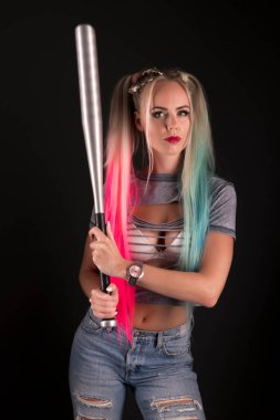 Beyzbol sopalı güzel kadın.