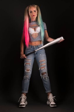 Beyzbol sopalı güzel kadın.