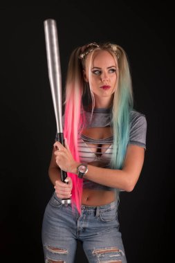 Beyzbol sopalı güzel kadın.