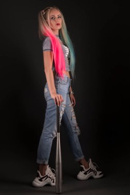 Beyzbol sopalı güzel kadın.