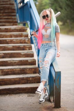 Beyzbol sopasıyla genç bir kadının portresi.