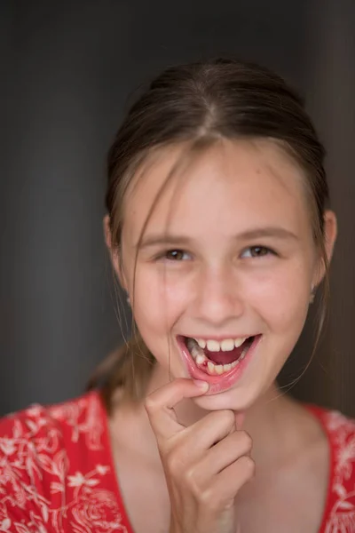 Młoda Dziewczyna Trzyma Ząb Dłoni — Zdjęcie stockowe