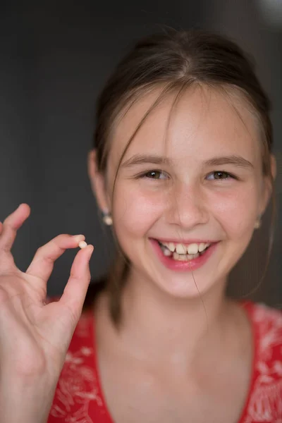 Ung Flicka Håller Tand Handen — Stockfoto