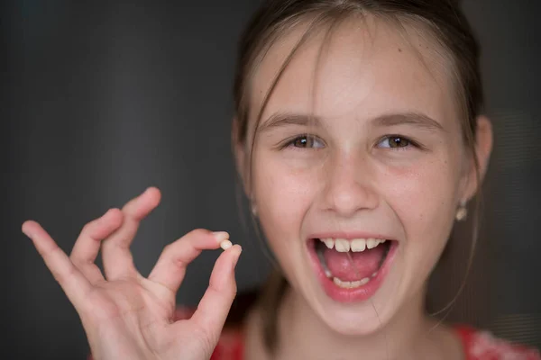 Gadis Muda Memegang Gigi Tangan — Stok Foto