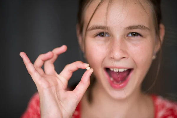 Young Girl Holding Tooth Hand — Stock Photo, Image
