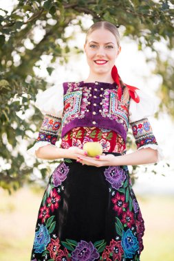 Slovak halk elbisesi içinde güzel bir kız. Slovakça folklor.