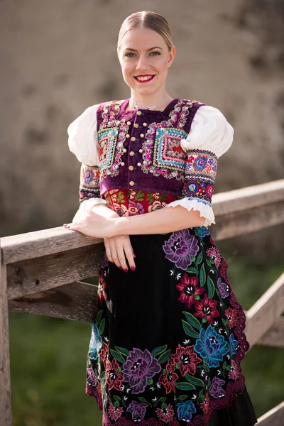 Mladá Krásná Slovenská Žena Tradičním Kostýmu Slovenský Folklór — Stock fotografie