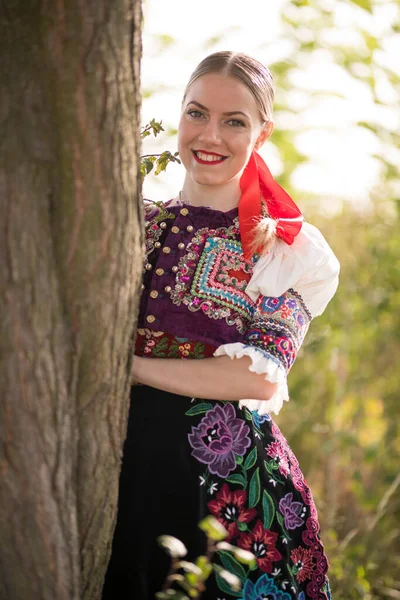 Jovem Mulher Eslovaca Bonita Traje Tradicional Folclore Eslovaco — Fotografia de Stock