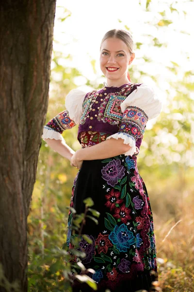 Tânăra Frumoasă Femeie Slovak Costum Tradițional Folclor Slovac — Fotografie, imagine de stoc