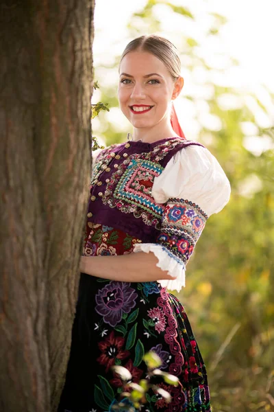 Mladá Krásná Slovenská Žena Tradičním Kostýmu Slovenský Folklór — Stock fotografie