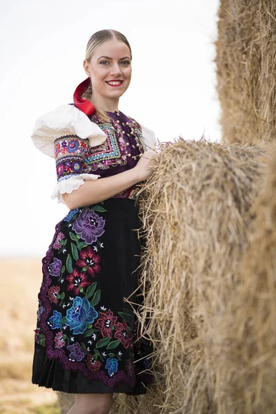 Jovem Mulher Eslovaca Bonita Traje Tradicional Folclore Eslovaco — Fotografia de Stock