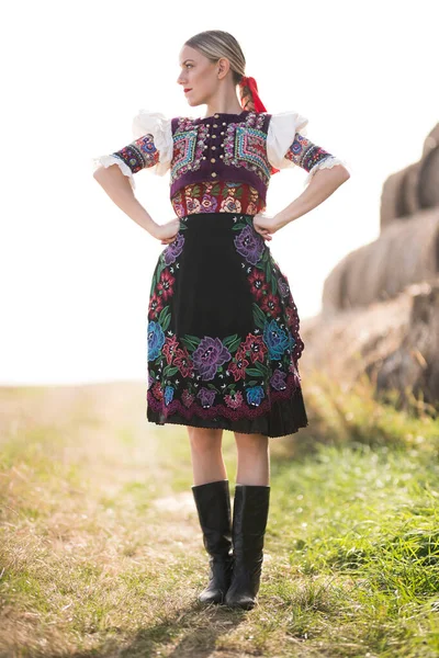 Fiatal Gyönyörű Szlovák Hagyományos Jelmezben Szlovák Folklór — Stock Fotó