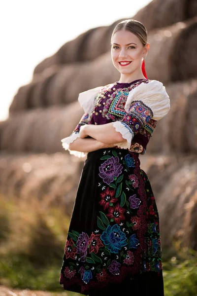 Jovem Mulher Eslovaca Bonita Traje Tradicional Folclore Eslovaco — Fotografia de Stock