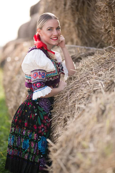 Młoda Piękna Słowianka Tradycyjnym Kostiumie Słowacki Folklor — Zdjęcie stockowe