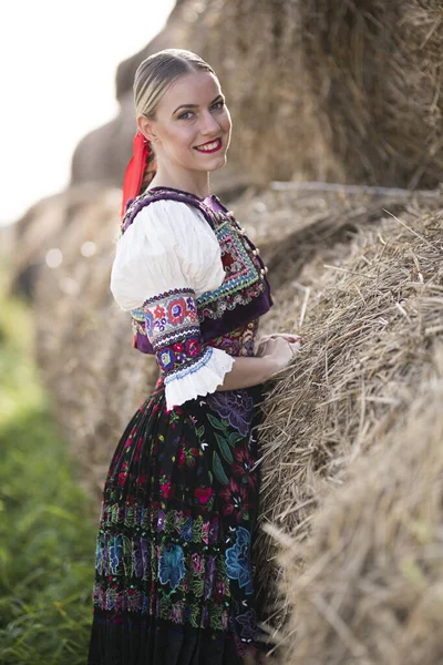 Jovem Mulher Eslovaca Bonita Traje Tradicional Folclore Eslovaco — Fotografia de Stock