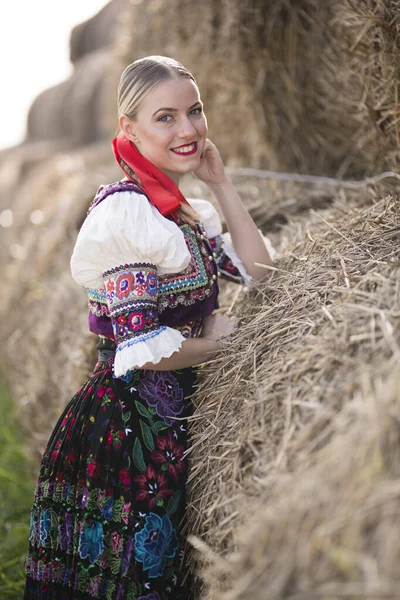 Jonge Mooie Slovak Vrouw Traditioneel Kostuum Slowaakse Folklore — Stockfoto