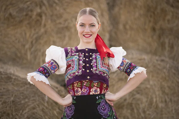 Jovem Mulher Eslovaca Bonita Traje Tradicional Folclore Eslovaco — Fotografia de Stock