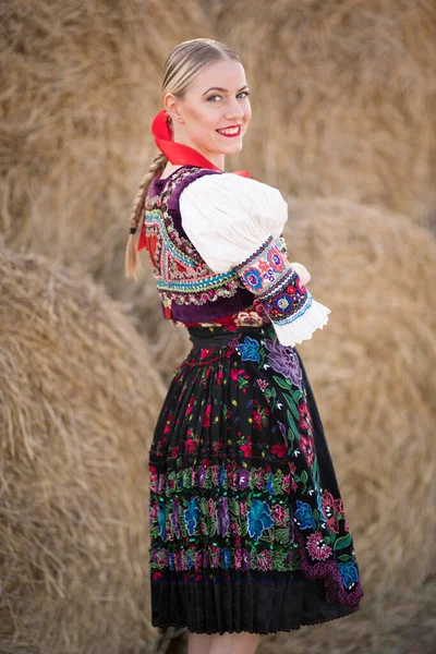 Fiatal Gyönyörű Szlovák Hagyományos Jelmezben Szlovák Folklór — Stock Fotó