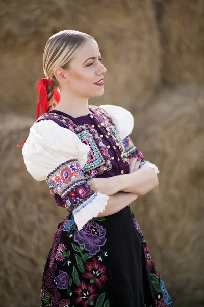 Ung Vacker Slogan Kvinna Traditionell Kostym Slovakiska Folklore — Stockfoto