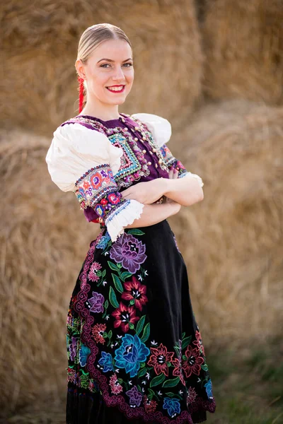 Młoda Piękna Słowianka Tradycyjnym Kostiumie Słowacki Folklor — Zdjęcie stockowe