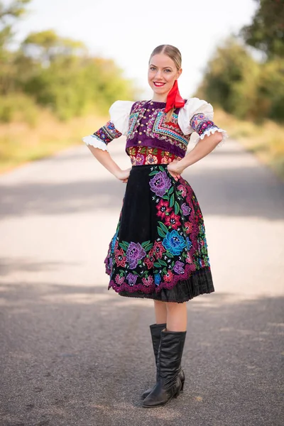 Ung Vacker Slogan Kvinna Traditionell Kostym Slovakiska Folklore — Stockfoto